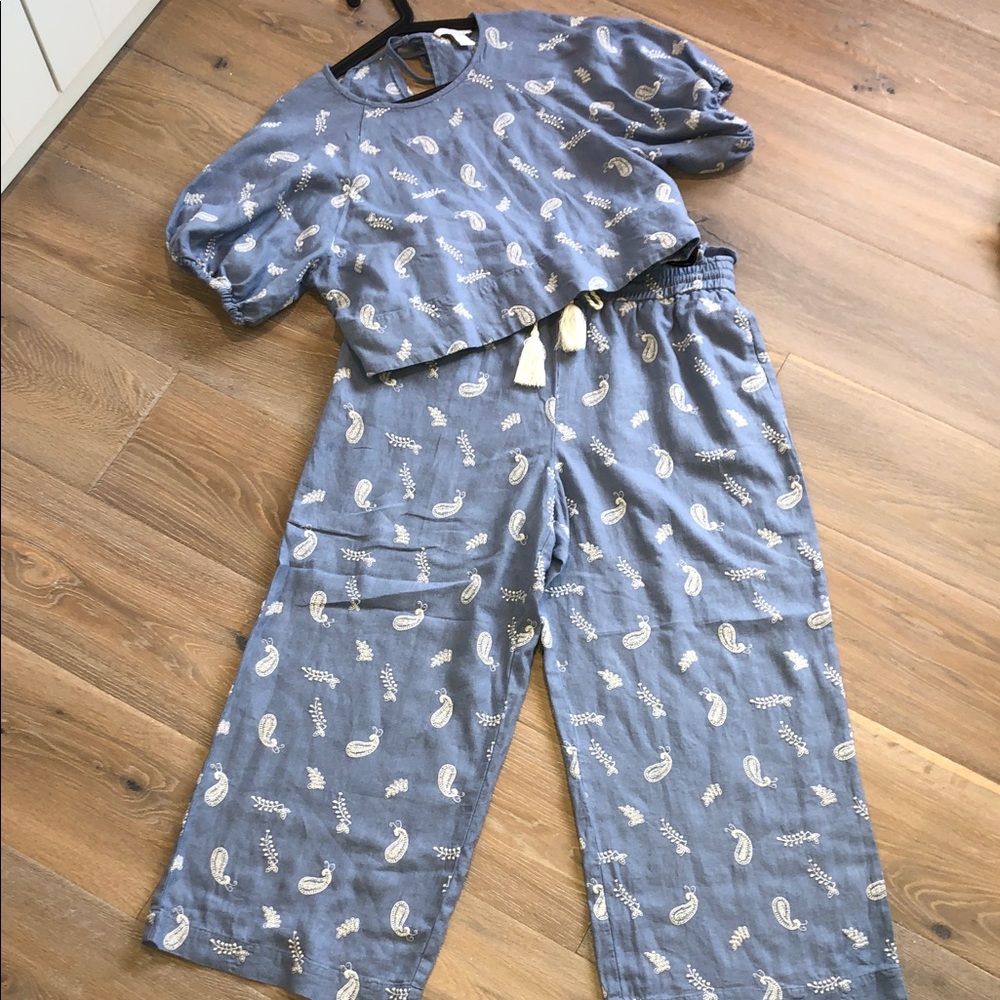 House of Harlow 1960 Blue Linen Paisley Set (Blouse & Capris)